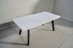 פינת אוכל נפתחת מלבנית דמוי שיש לבן דגם אבניו + 4 כסאות – 10 סועדים